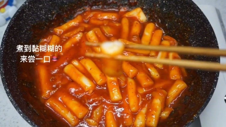 韩式辣白菜炒年糕,超等简朴又好吃的做法一路来get～#今日最佳#